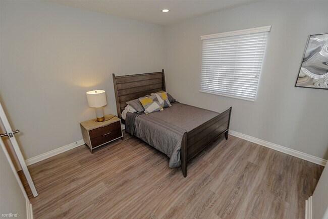 Building Photo - 4 br, 4 bath Duplex - 4508 Esmeralda Stree...