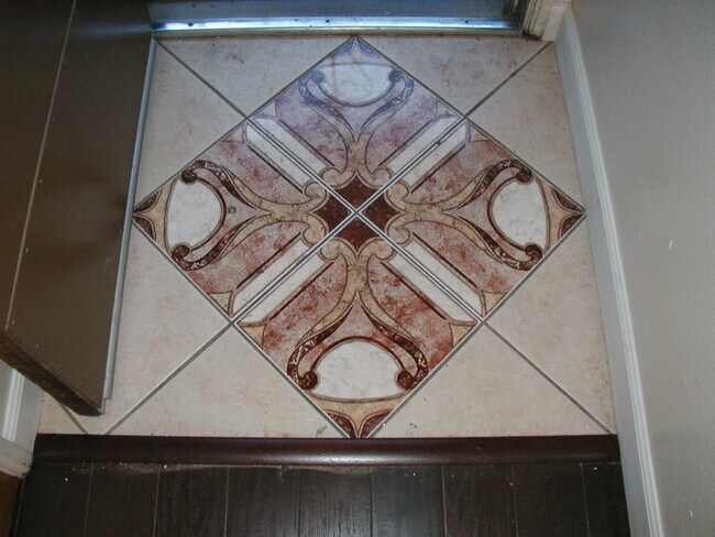 ENTRY TILE - 4220 N First St
