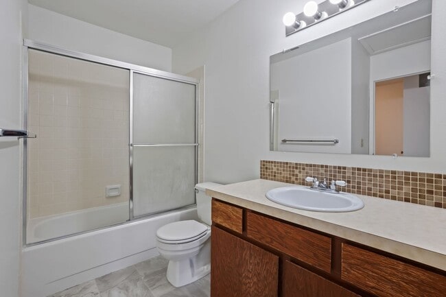 Building Photo - Charming 2bd/1.5ba SE Boise Townhome w/Pool