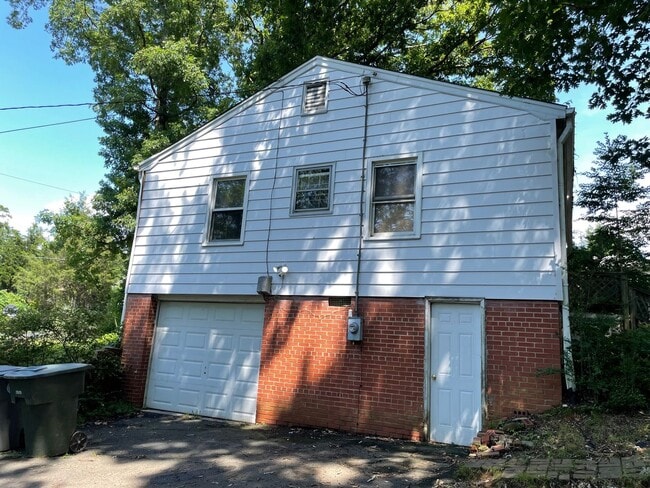 Building Photo - 2 BDRM 1 BA HOME- $900 MONTH, $900 DEPOSIT!!