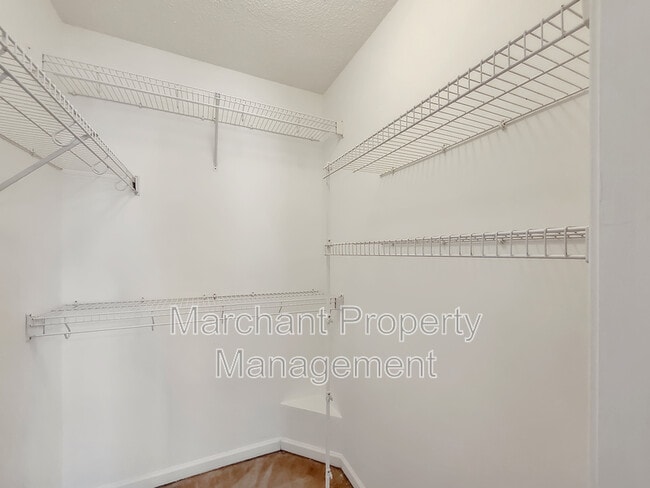 Building Photo - 215 Rexford Dr