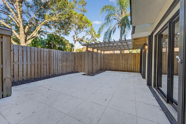 Building Photo - 1520 15th Ln