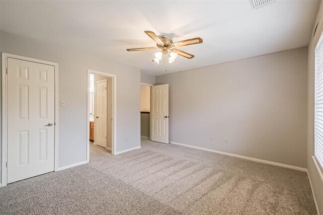 Building Photo - 10218 Hedge Way Dr