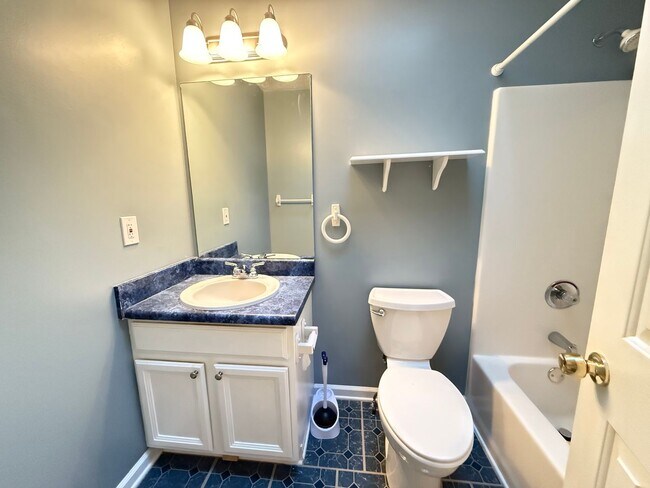 Building Photo - 3 Bedroom/2 Bath Home