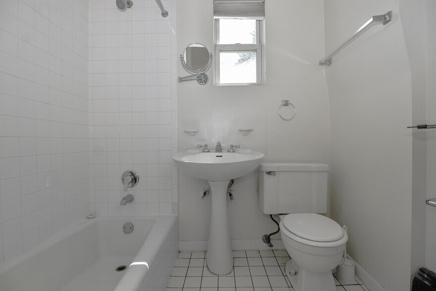 Building Photo - 1441 W Warner Ave