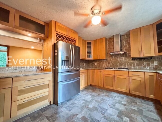 Building Photo - Beautiful 4 Bed/3 Bath Home with 3 Car Garage / Available Now!