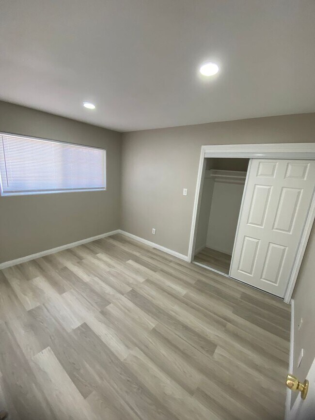 Building Photo - 2p2106