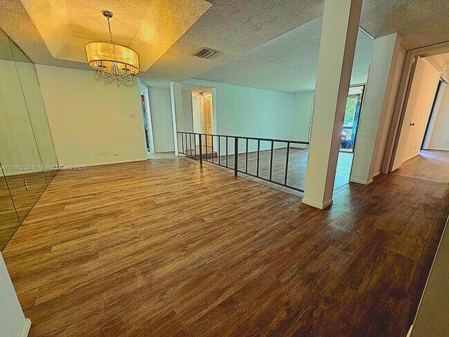 Building Photo - 3730 Inverrary Dr