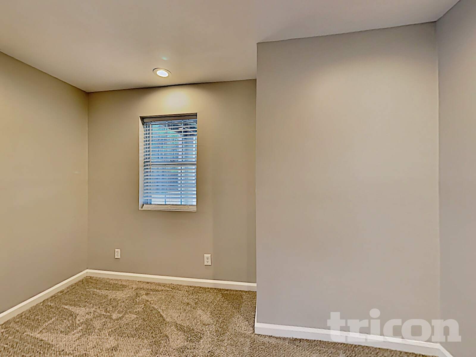 Building Photo - 872 Woodside Dr