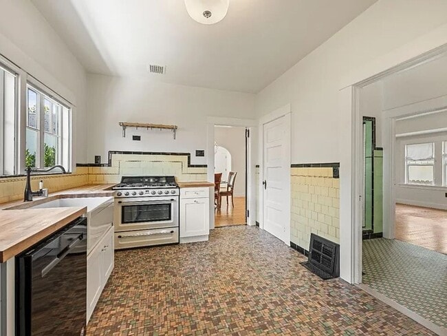 Building Photo - Beautiful vintage home