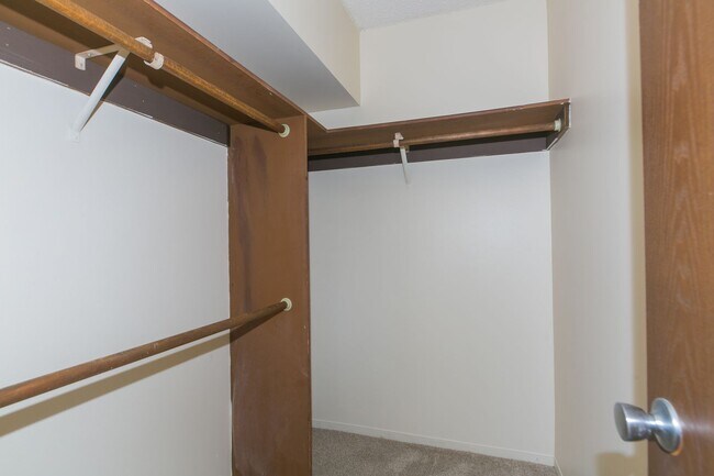 Building Photo - Views and Location!