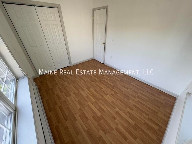 Building Photo - 13 River Village Dr