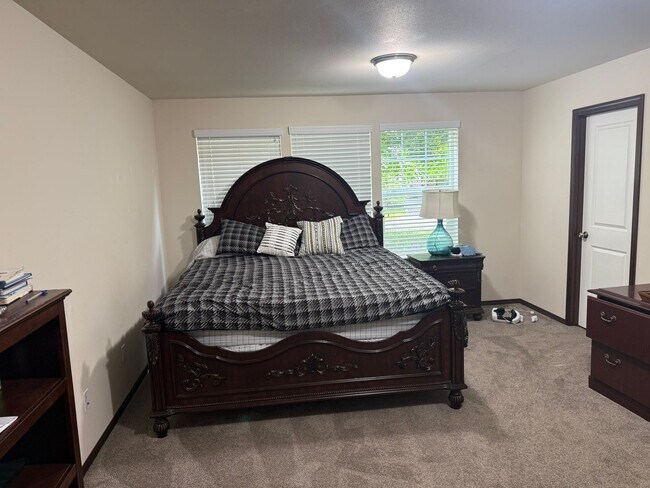 Building Photo - 4  Bedroom House in Burlington