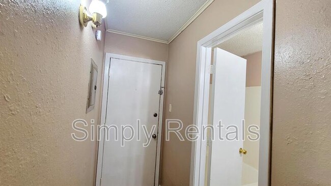 Building Photo - 400 Bill Bradford Rd