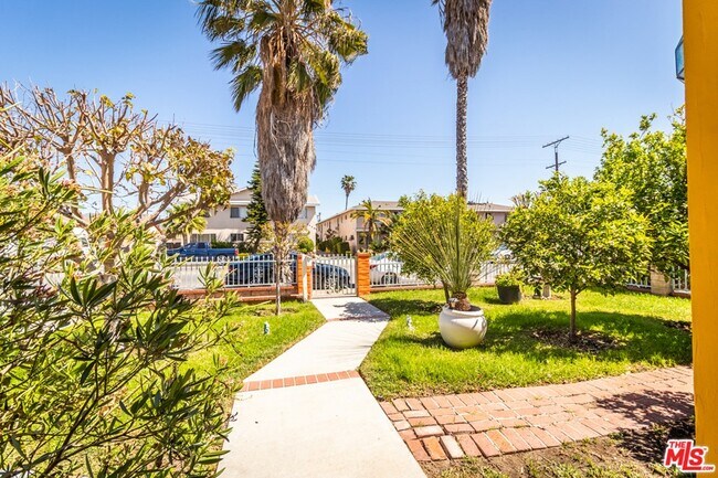 Building Photo - 6445 Tujunga Ave