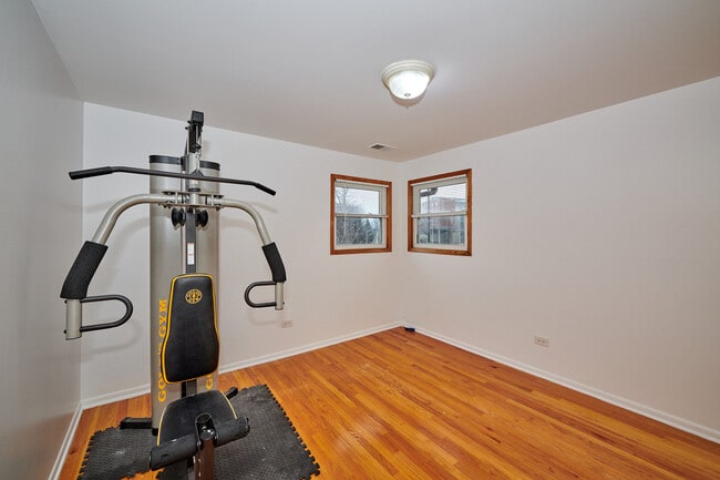 Building Photo - 6780 W Forest Preserve Dr