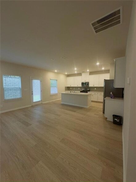 Building Photo - 327 Vly Oak Dr