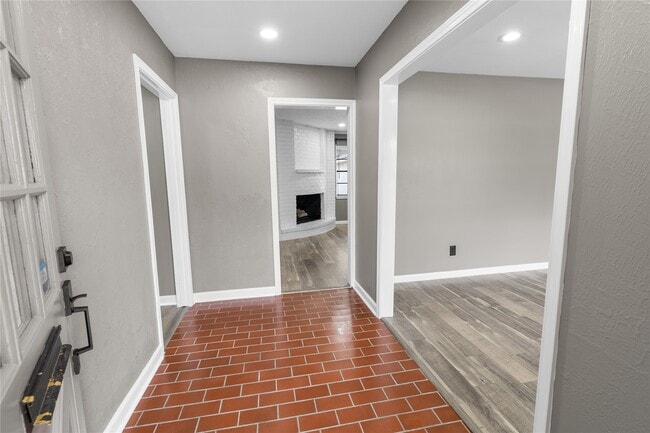 Building Photo - 302 Shadow Creek Dr