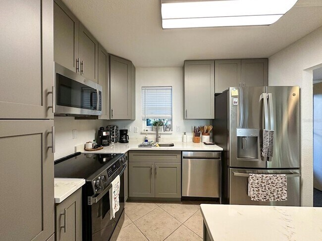 Building Photo - 7920 Sun Island Dr S