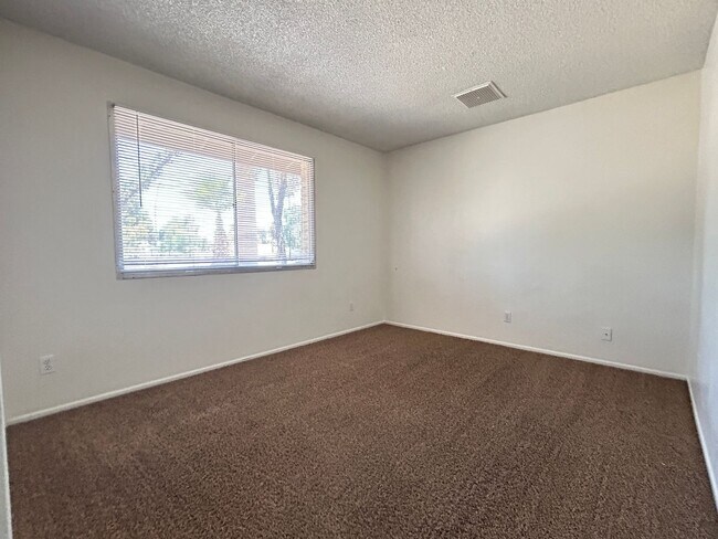 Building Photo - 4 BEDROOM HOME WITH PRIVATE POOL