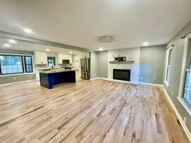 Building Photo - Welcome to this stunning 3-bedroom, 2.5-ba...