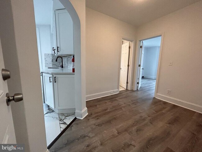 Building Photo - 1067 S Clinton Ave