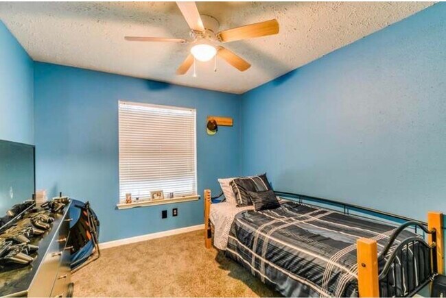 Building Photo - 2025 Sandy Knoll Dr