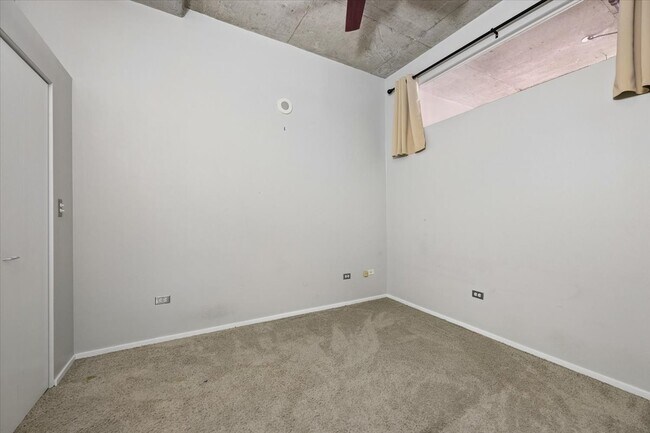 Building Photo - 933 W Van Buren St