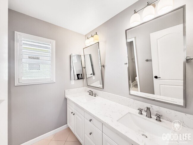 Building Photo - Updated 4BR/3BA San Diego home with modern...