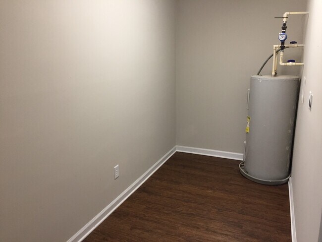 Building Photo - 1 BEDROOM AVAILABLE FEBRUARY 9TH!