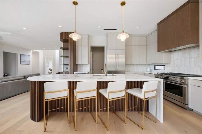 Building Photo - 13701 Montview Dr