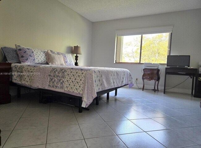 Building Photo - 302 Lakeview Dr