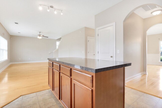 Building Photo - 4 Bed/2.5 Bath in Richmond Hill!