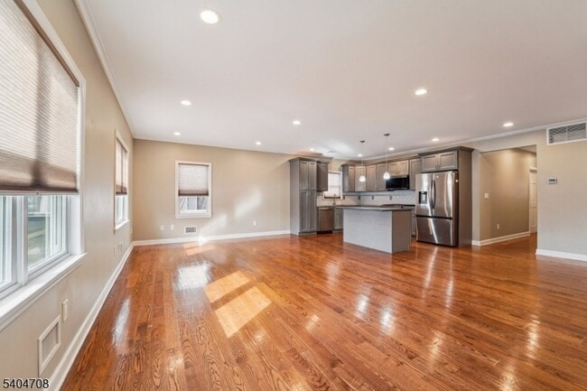 Building Photo - 204 Harrison St