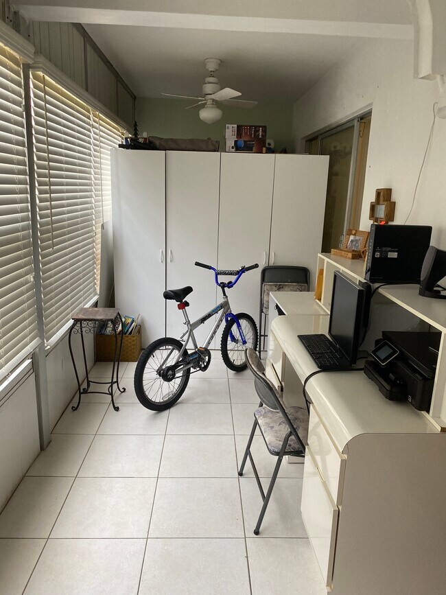 Building Photo - 2121 NE 42nd Ct