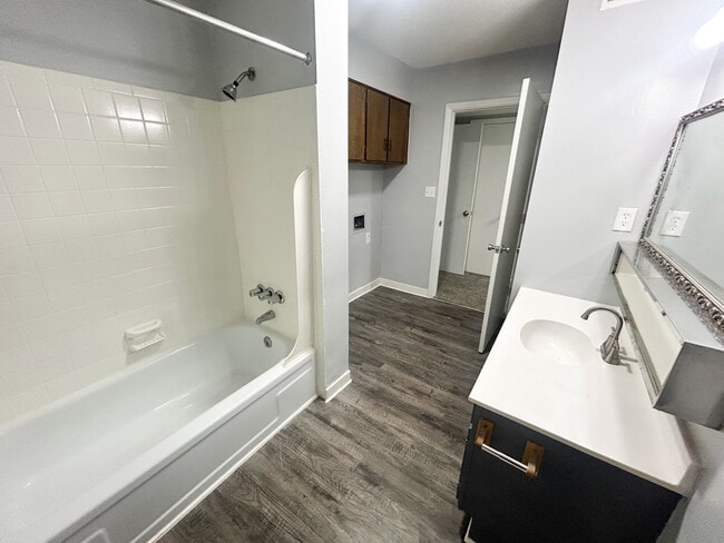 Building Photo - 601 Riverhill Cir