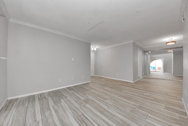 Building Photo - 2744 Briarhurst Dr