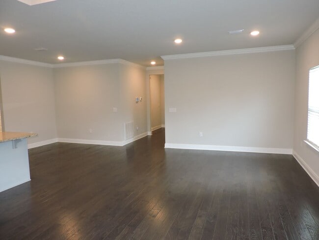 Building Photo - Beautiful home in gated community!