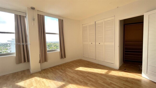 Building Photo - 2899 Collins Ave
