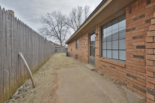 Building Photo - Bed | 2 Bath | 2 Car Garage - Putnam City ...