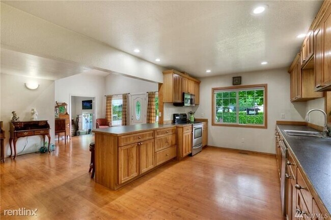 Building Photo - 1305 37th St SE