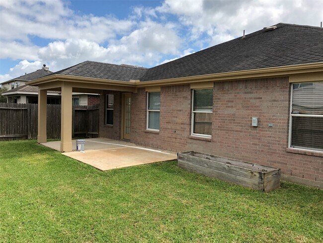 Building Photo - 19615 Hollington Dr