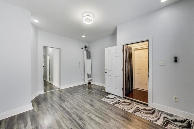 Building Photo - 322 N Lamon Ave