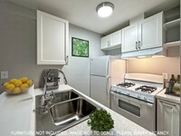 Building Photo - 630 N Van Buren