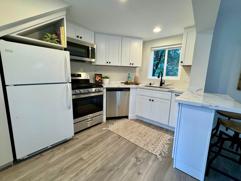 Building Photo - 31671 Seacove Dr