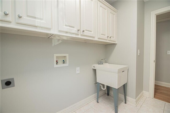 Building Photo - 4012 Erin Dr