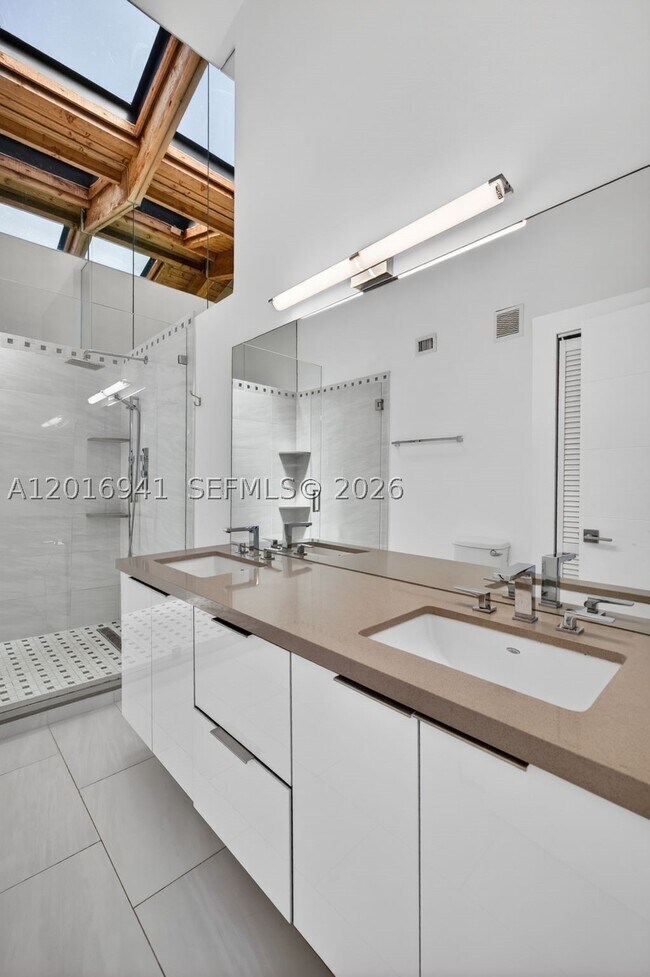 Building Photo - 2619 Parkview Dr S