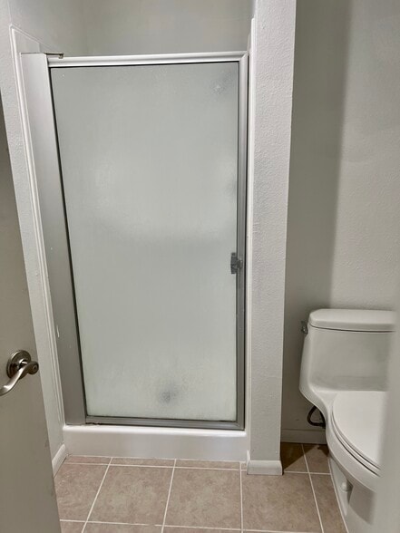 Shower stall in master bath - 5710 Baltimore Dr