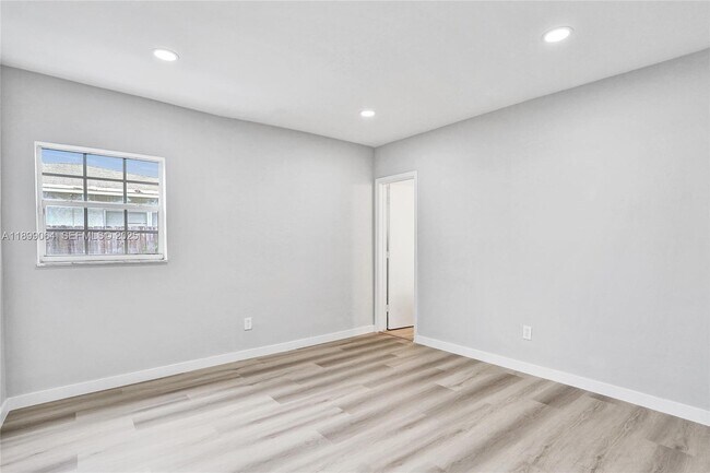 Building Photo - 6860 SW 18th Ct