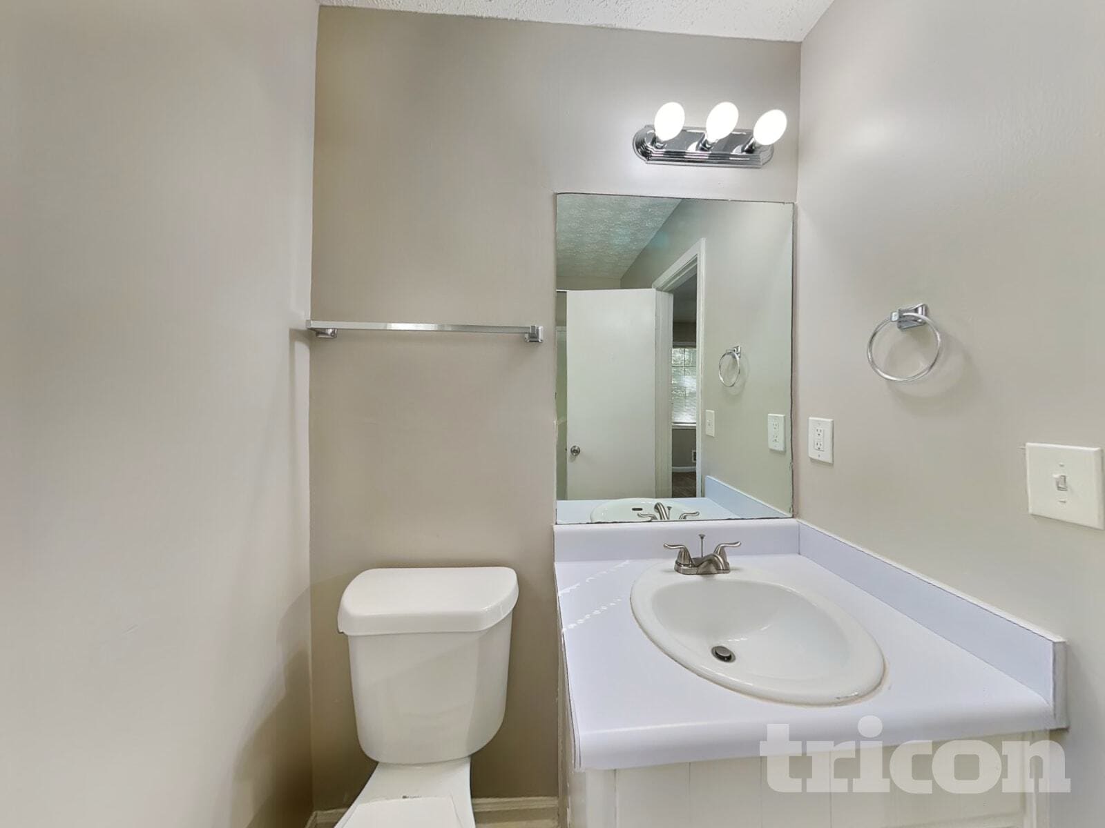 Building Photo - 3376 Poplar Dr